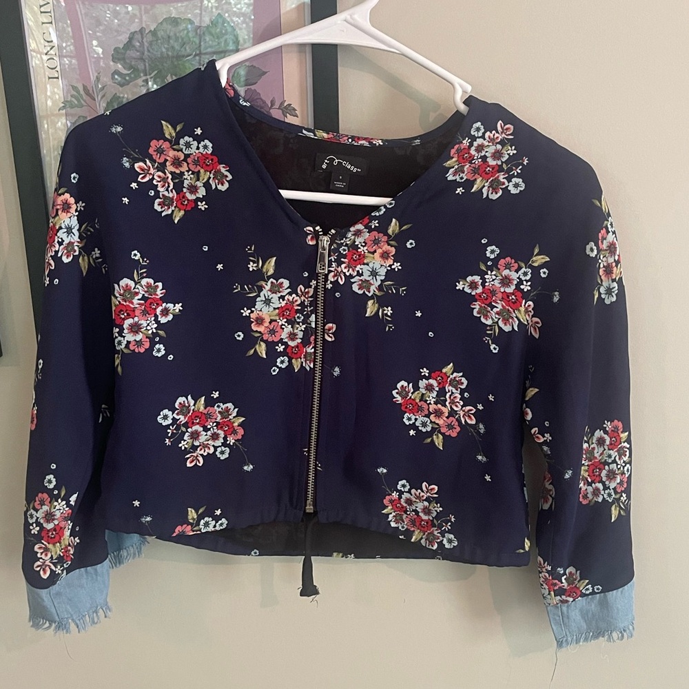 Art Class cropped floral zip up top